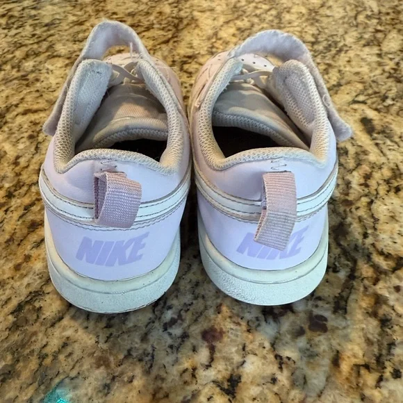 Girls’ Nike sneakers - Picture 2 of 3